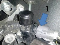 miedzy manetka a chlodnica z lewej strony moto